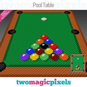 Puede incluir: Ilustración digital de una mesa de billar con superficie verde, marco de madera marrón y troneras negras. Un juego de bolas de billar coloridas está dispuesto, con una bola blanca lista. El texto "Pool Table" está en la parte superior.