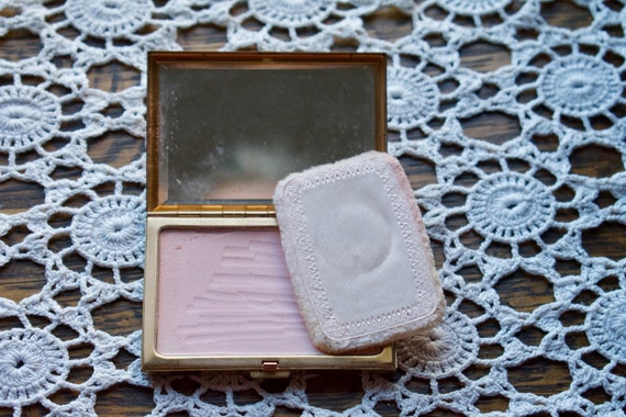 Vintage Elizabeth Arden Compact Gold Toned Compact - image 7