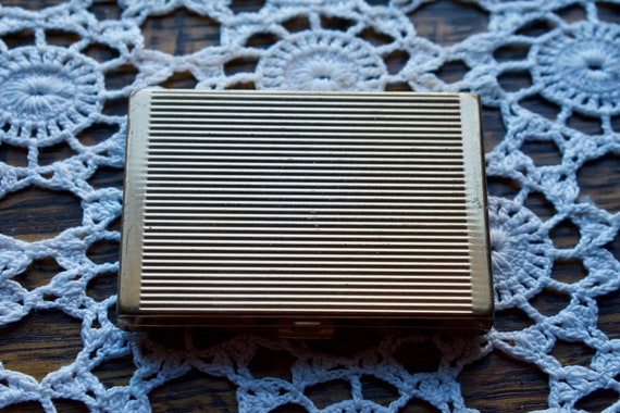 Vintage Elizabeth Arden Compact Gold Toned Compact - image 2