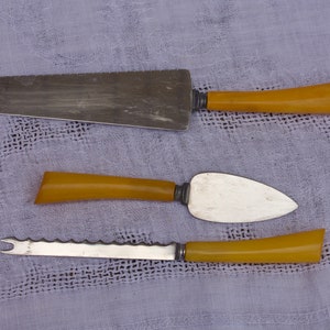Trzyczęściowy zestaw do serwowania Bakelite Butterscotch Stal nierdzewna Nóż do ciasta Serwer do ciasta Nóż ząbkowany Zestaw do serwowania Catalin