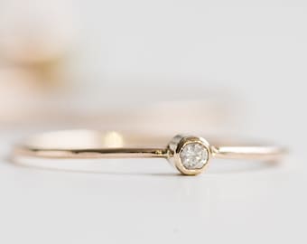Anillo de diamantes delicados/Anillo de compromiso/Anillo de diamantes apilables/Anillo con piedra natal de abril/Anillo de compromiso fino/Regalo para ella