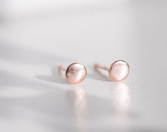 Pendientes Tiny Dot de oro rosa / Orejeras de oro rosa / Pendientes de sementales diminutos / Pendientes delicados / Pendientes de oro / Pendientes minimalistas / Oro rosa