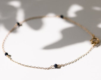 Saffier armband / edelsteen armband / birthstone armband / september geboortesteen / sierlijke armband / gelaagde armband / saffier / cadeau voor haar