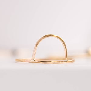 Anillo de arco / Anillo de medio círculo / Anillo relleno de oro / Anillo delicado / Anillo de apilamiento / Anillo delgado / Anillo de oro / Anillo apilable / Regalo para ella