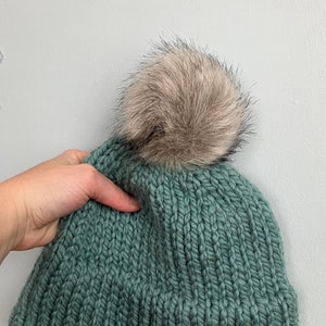 Double Brim Beanie - Seafoam - Cappello a maglia con Pom in pelliccia sintetica