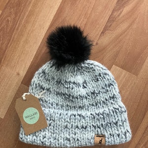 Berretto a tesa doppia - Stone Black - Cappello a maglia con Pom in pelliccia sintetica