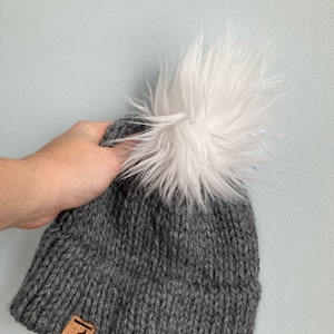 Berretto a tesa doppia - Grigio con Pom bianco - Cappello a maglia con Pom in pelliccia sintetica