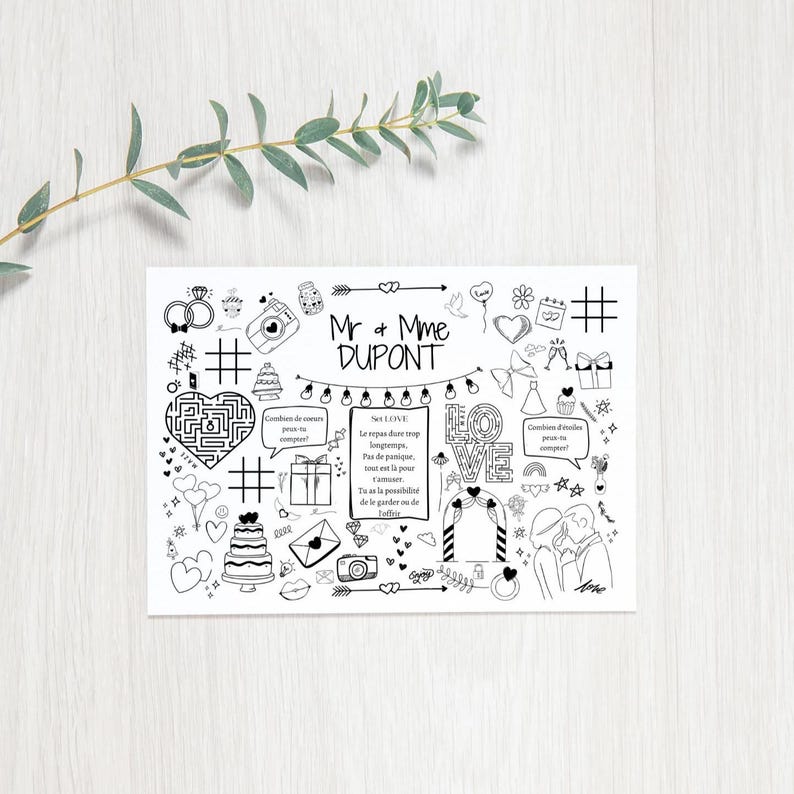 Op de afbeelding: Een zwart-witte doodle-illustratie van een huwelijksuitnodiging met de tekst "Mr & Mme DUPONT" en verschillende doodles met een huwelijksthema, waaronder harten, ringen, een taart, een camera en een doolhof.