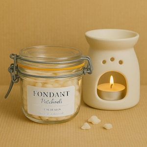 Peut inclure: Un pot en verre rempli de pastilles de cire blanche pour un brûleur de parfum. Le pot a un fermoir métallique et une étiquette qui indique "Fondant Patchouli Cire de Soja Boutique Levelmentie".