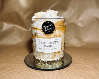 Bougie Iced Coffee à la Chantilly dans un verre en cristal - Senteur Barbe à Papa ou Biscuit sucré pour une douce ambiance gourmande