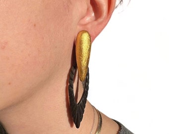 Boucles d'oreilles pendantes style Monies ébène et or, boucles d'oreilles en bois africain raffinées et légères