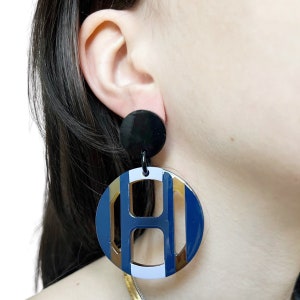 Letter H earrings in horn and lacquer, large and very light pendant earrings, great French elegance