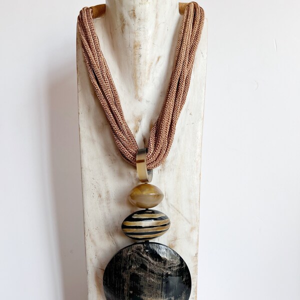 collier en corde et pendentif style maxi Monies en corne, nouvelle collection Wild savana.