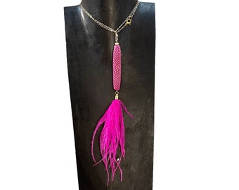 collier avec galuchat et pendentif plumes d'autruche colorées,