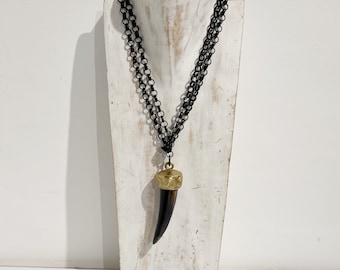 Collana con pendente corno di zebù africano vintage, catena smalto nero e maxi corno pendente