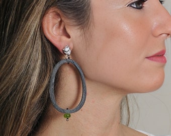 Très grandes boucles d'oreilles en corne grise mate avec une tête de léopard pavée de zircons, boucles d'oreilles maxi extra fines, très légères