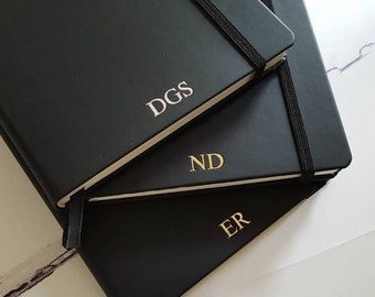 Gepersonaliseerd notitieboekje, A5 zwart gevoerd luxe notitieblok met in folie gedrukte initialen. Nieuwe baan, verjaardagsmonogram cadeau