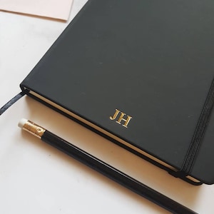 Gepersonaliseerde zwart schetsboek met gewone pagina&#39;s, A5-notitieboekje met initialen, monogram cadeau leraar, aangepast dagboek, blanco notitieblok