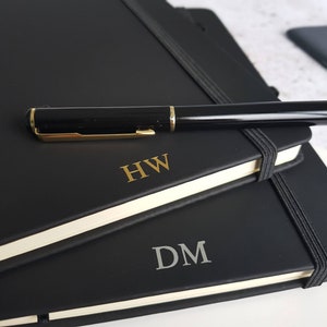 Ensemble carnet de notes et stylo personnalisés, carnet de notes de luxe A5 ligné noir ou vierge. Initiales/monogramme, cadeau pour la fête des mères.