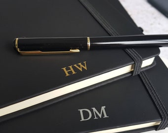 Gepersonaliseerde notitieboek- en pennenset, A5 zwart gevoerd of blanco luxe notitieboek. Initialen/monogram, Moederdagcadeau.