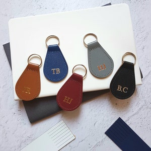 Gepersonaliseerde lederen sleutelhanger met initialen. Monogramcadeau voor Valentijnsdag, nieuw huis, nieuw autocadeau