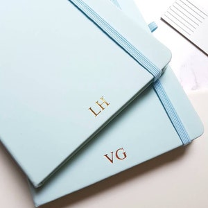 Quaderno personalizzato azzurro chiaro, formato A5, diario di lusso a righe con iniziali in lamina. Monogramma personalizzato, regalo/cancelleria