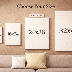 Może przedstawiać: Wyświetlane są opcje rozmiaru wydruku na pł&oacute;tnie, w tym 30x46 cm, 41x61 cm, 61x91 cm i 81x122 cm. Tekst "Choose Your Size" znajduje się na g&oacute;rze. Wskazany jest rozmiar "Most Popular". Wydruki są wyświetlane nad sofą z poduszkami.