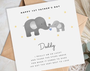 Puede incluir: Tarjeta del Día del Padre con una ilustración de dos elefantes grises tocándose con un corazón azul. El texto dice "HAPPY 1ST FATHER'S DAY" y "Daddy". Fondo blanco con estrellas amarillas.