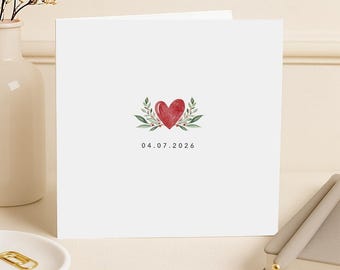Puede incluir: Una tarjeta de felicitación cuadrada de color blanco con una ilustración en acuarela centrada de un corazón rojo flanqueado por ramas de hojas verdes. Debajo del corazón, la fecha 04.07.2026 está impresa en una fuente negra sin remates.