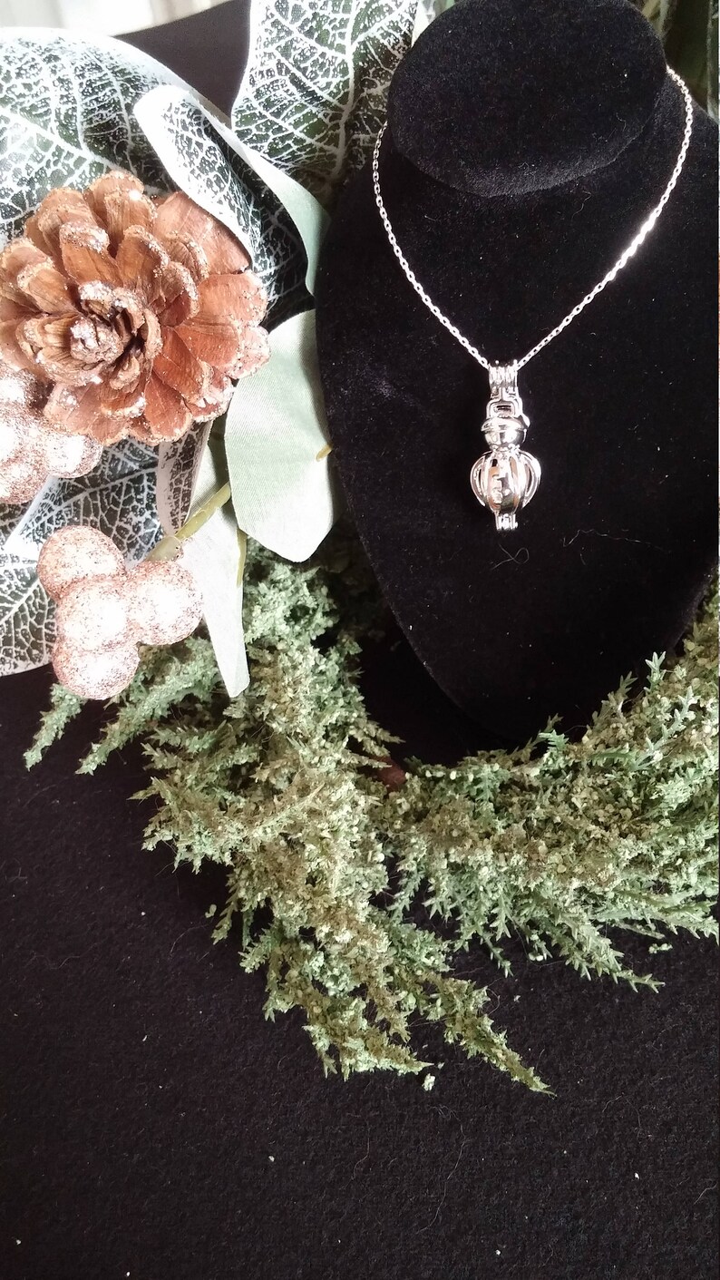 Reiki Beautiful Holiday Essential Oil Diffuser Necklace Snowman Aromatherapy Diffuser Necklace Yoga Healing Oil Necklace