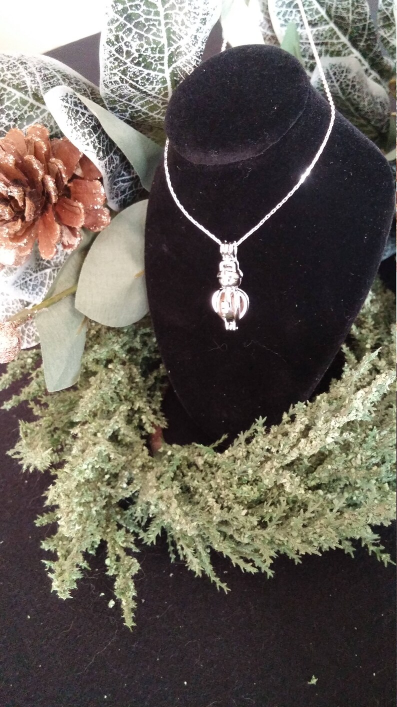 Reiki Beautiful Holiday Essential Oil Diffuser Necklace Snowman Aromatherapy Diffuser Necklace Yoga Healing Oil Necklace