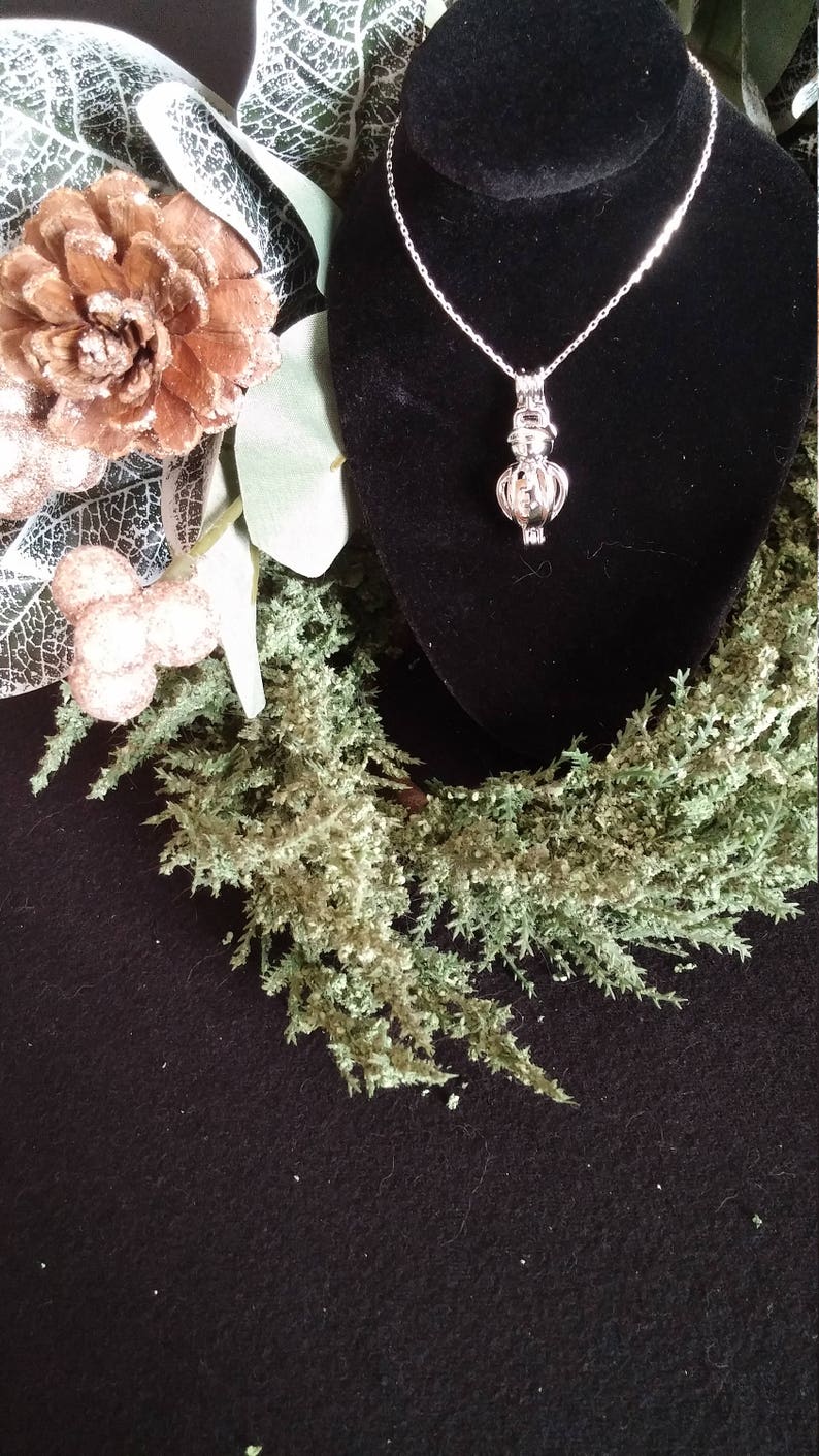 Reiki Beautiful Holiday Essential Oil Diffuser Necklace Snowman Aromatherapy Diffuser Necklace Yoga Healing Oil Necklace