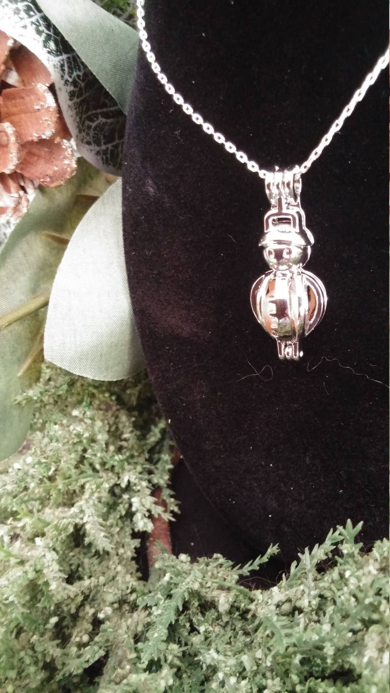 Reiki Beautiful Holiday Essential Oil Diffuser Necklace Snowman Aromatherapy Diffuser Necklace Yoga Healing Oil Necklace