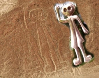 ancient Nazca lineas  el astronauta PIN laton bañado en oro  y laton bañado en rodio  ancestral jewelry  pin ancient astronaut theorist