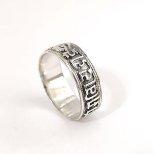 Anillo Mantra Budista | Plata 925 con inscripción Om Mani Padme Hum. Estilo tibetano, espiritualidad y diseño eterno