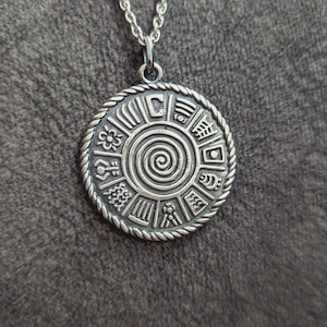 Pendentif Pachamama en laiton plaqué argent, avec une chaîne en acier inoxydable. Bijou ancestral, style et signification.