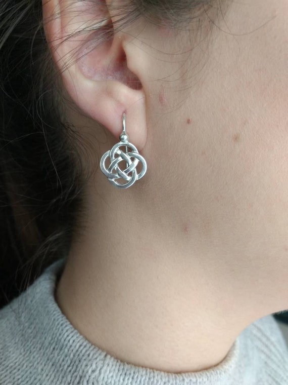 Orecchini a gancio in argento Sterling con nodo celtico simulato con