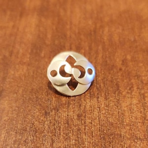 Roswell rock pin laton natural stone y baño de oro.