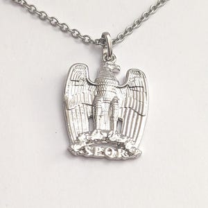 SPQR Imperial Eagle-Anhänger aus rhodiniertem Messing mit einer Edelstahlkette.
