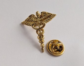 Caduceus pin baño de oro.