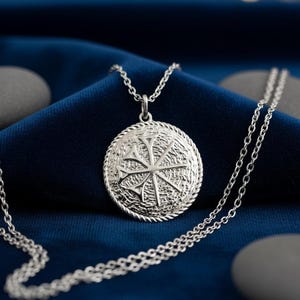 Símbolo sumerio | Colgante en latón bañado en rodio con cadena de acero. Misticismo ancestral en joya elegante.