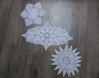 Set von 3 Häkel-Doilies. Vintage Doily Set. Tischdecke. Häkelspitze. Vintage Hand gestrickte Baumwoll-Doilies. Tischdekoration. Inneneinrichtung