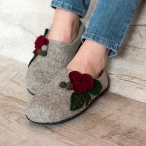 Felted Wool Slippers: Grey Woolen Clogs with Flower Detail