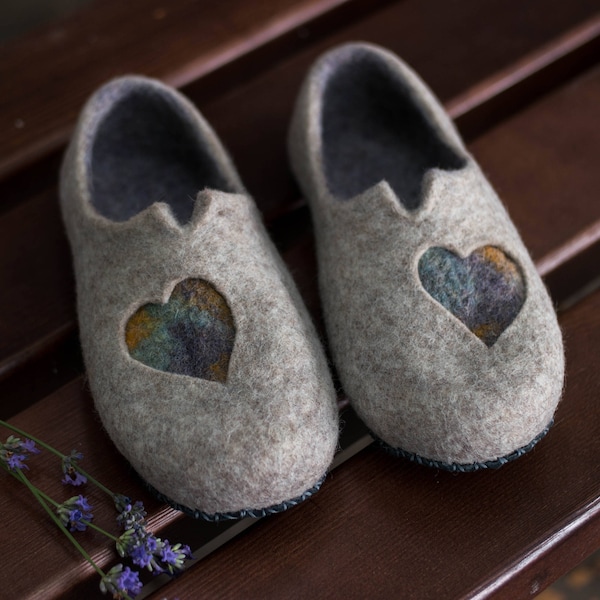 Regalo de atención plena para sus zapatillas de lana de fieltro zapatos de fieltro de lana Clogs zapatillas grises con corazones hechos en Ucrania / tiendas ucranianas