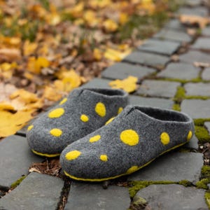 Slippers for Women – Gray Felted Wool House Shoes with Yellow Dots – Soft Cozy Eco Birthday Gift for Her – Handmade Custom Indoor Clogs