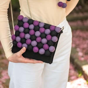 Handgefertigte Umhängetasche aus schwarzem Filz mit Wollknäuel – Stilvolle Schultertasche – Einzigartige Textilkunst – Geburtstagsgeschenk für ihre Öko-Wolltasche
