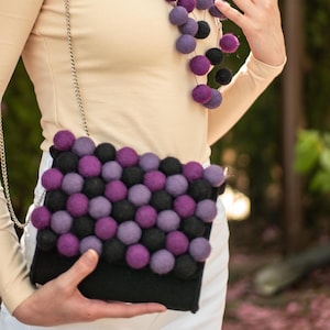 Handgefertigte Filz Umhängetasche – Wollknäuel – Schultertasche – Lustige individuelle Schultertasche – Textilkunst – Geburtstags- oder Weihnachtsgeschenk für Sie – Öko-Accessoire