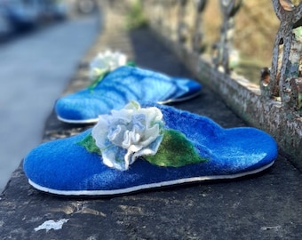 Blaue Hausschuhe aus gefilzter Wolle mit Blumendetail – handgefertigter Komfort, warme, bequeme handgefertigte Schuhe für Damen, individuelle Hausschuhe für den Innenbereich, weiße Blume