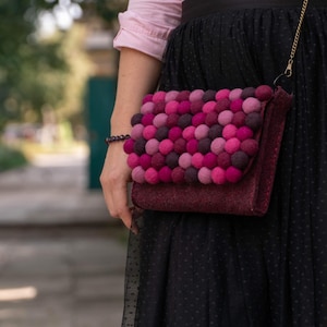 Burgunderrot mit rosa gefilzter Wollumhängetasche - Stilvolles und einzigartiges Accessoires für Frauen, Geburtstag, Muttertag, einzigartiges Geschenk für ihre Frau Mutter