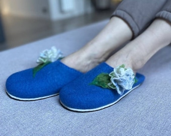 Blauw vilten wollen pantoffels versierd met charmante witte bloemen Design House huis pantoffels Warm comfortabel zacht eco-schoeisel Cadeau voor vrouwen